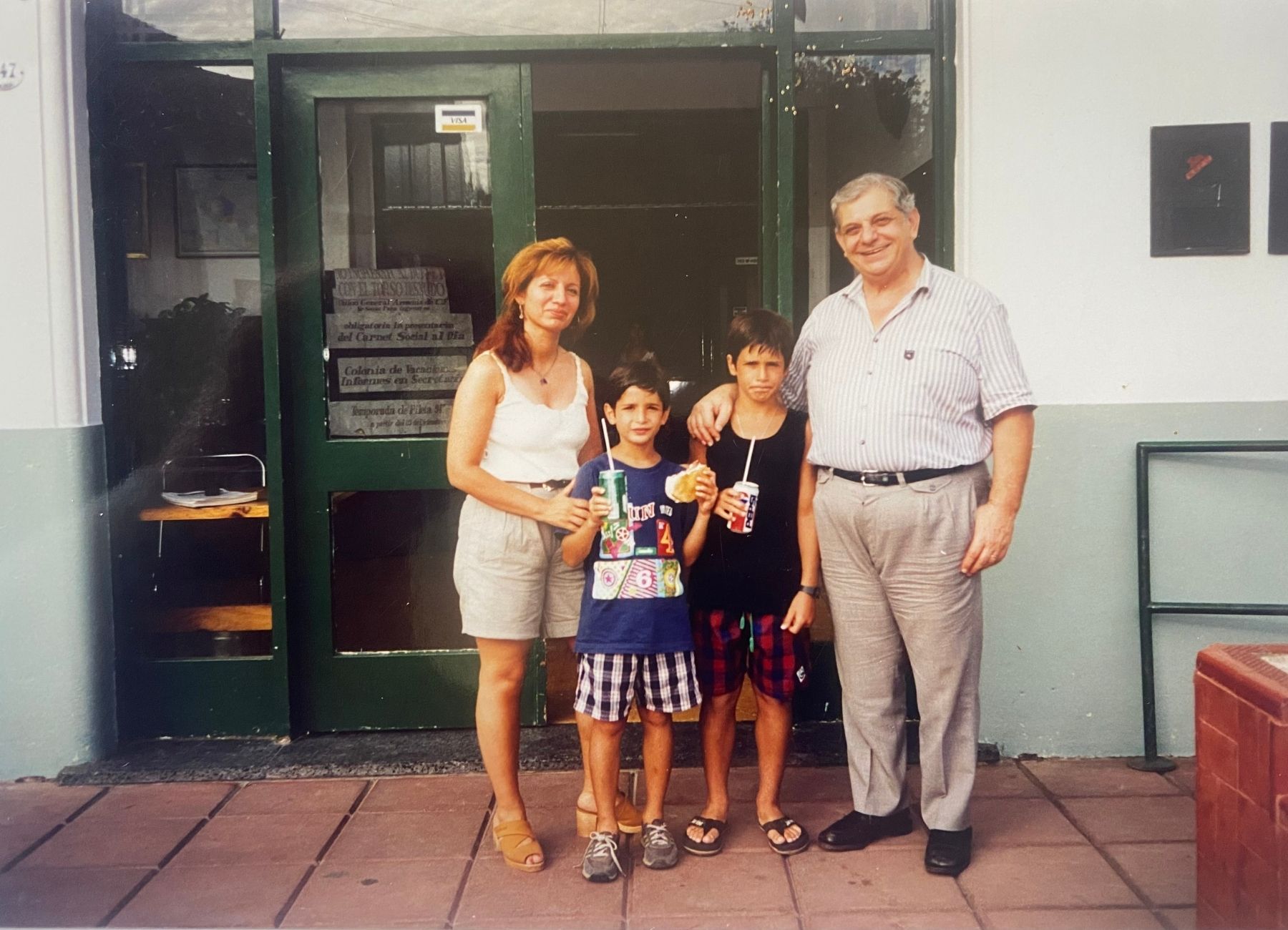 En la puerta de Homenetmen, junto a Carlos Marcarian y sus nietos.