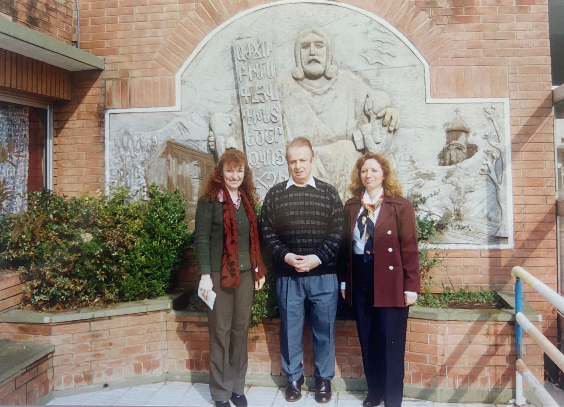 Visita del historiador Vahakn Dadrian junto a la directora del Nivel Inicial durante mi gestión como directora de primaria de la sección de armenio.