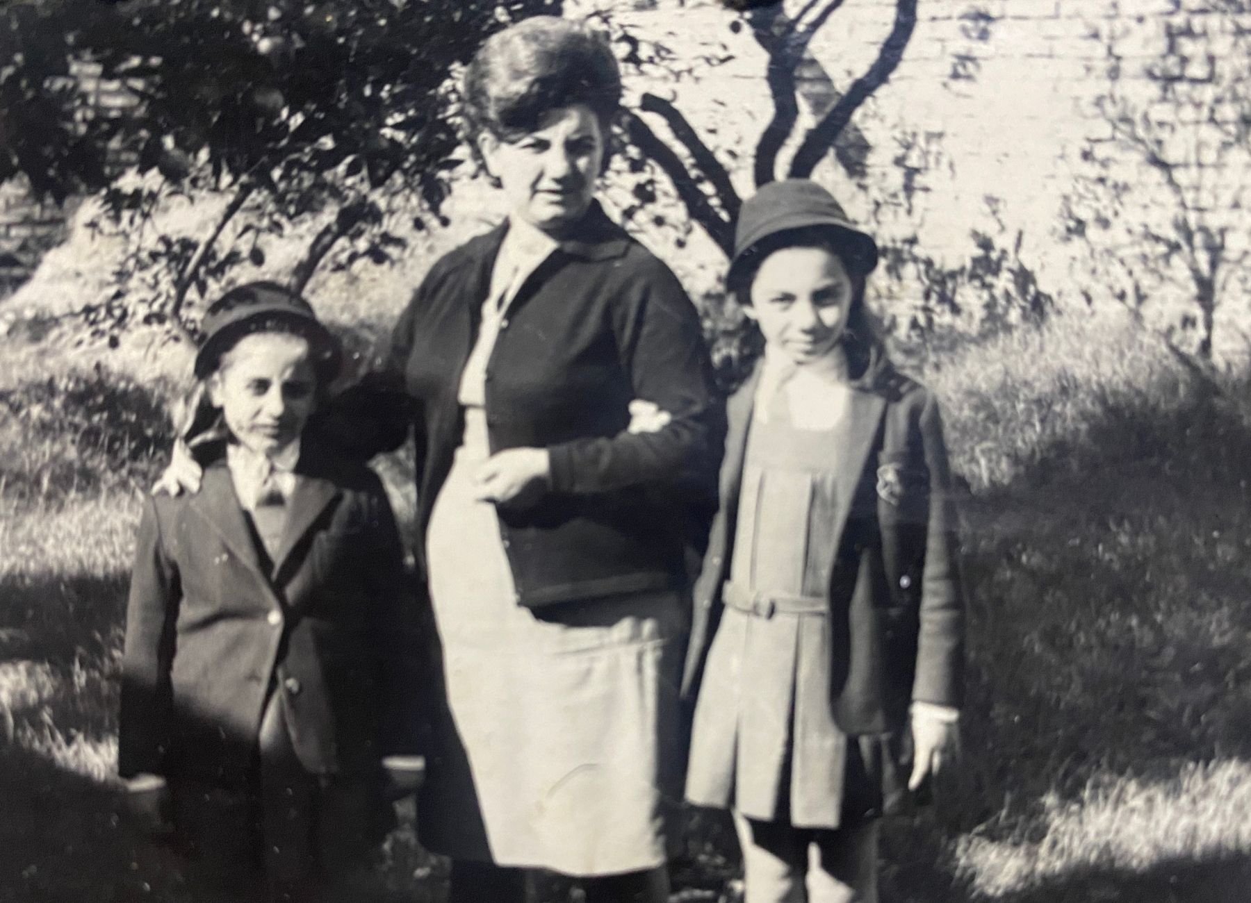 Foto familiar durante la etapa escolar con el uniforme del Colegio San Gregorio.
